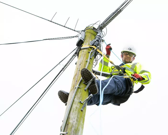 Technicien BF Connectivity en intervention sur poteau aérien génie civil télécom